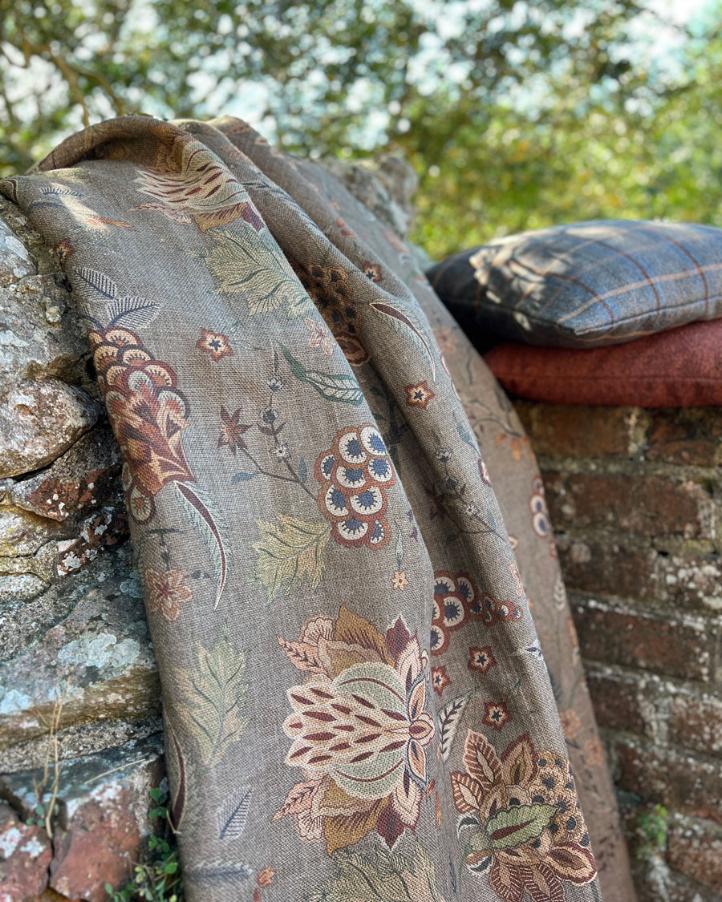 Jute Flower tekstil - pute i bakgrunnen; Norefjell og Bella Boucle.